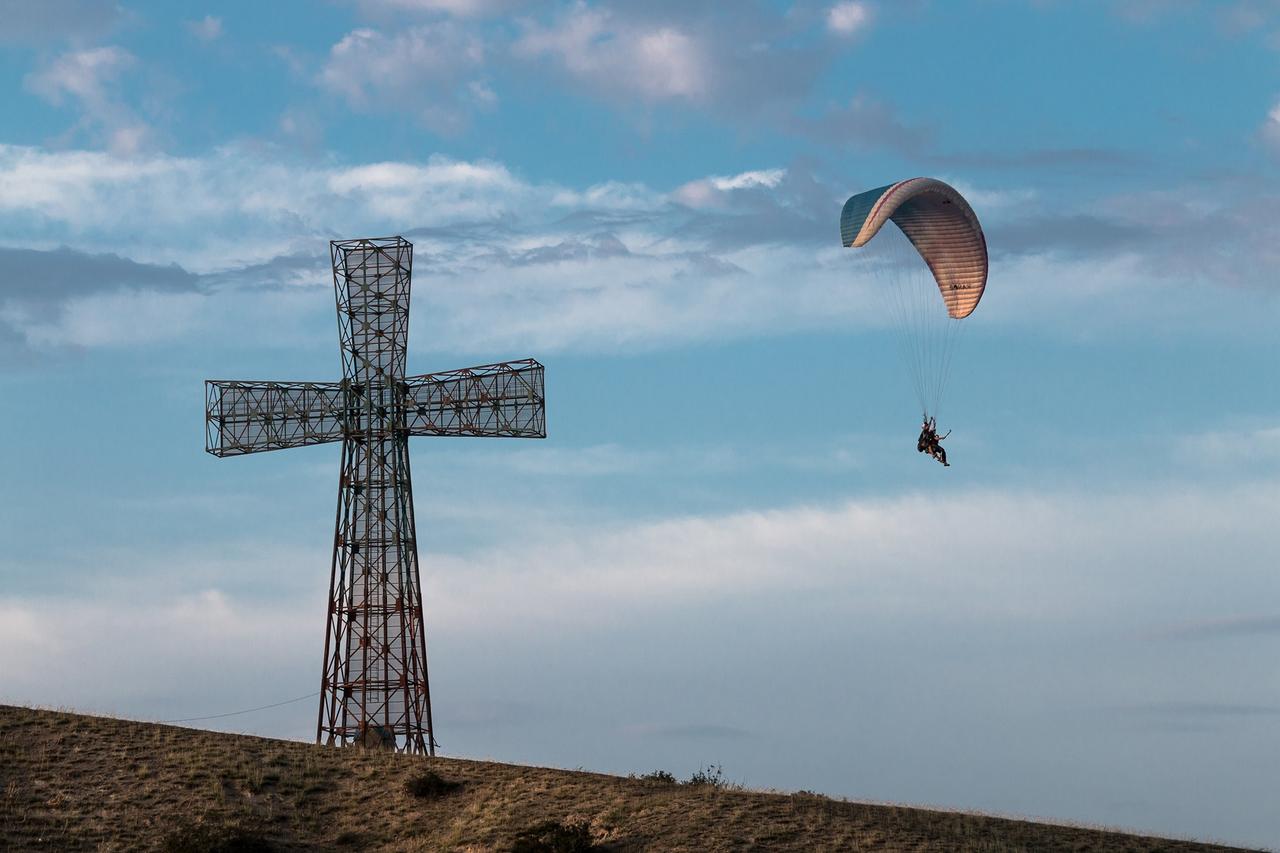 Xcaucasus — Verband zur Entwicklung und Förderung des Gleitschirmsports — Banner der Gleitschirm-Organisation in Georgien
